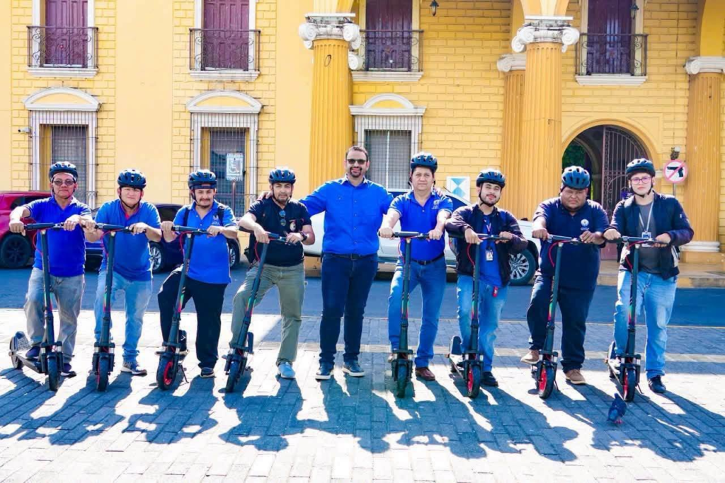 Santa Ana Centro implementa scooters eléctricos para optimizar las labores de limpieza urbana 1 image 320