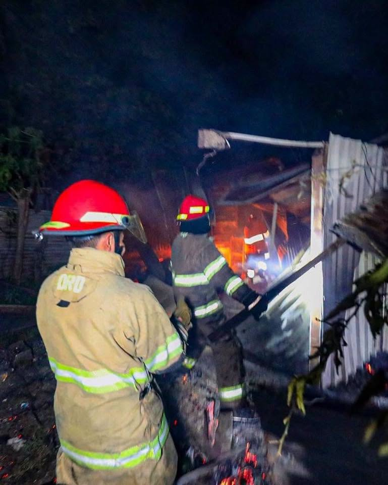 Bomberos sofocan incendio y evitan que las llamas alcancen viviendas aledañas en Lourdes 2 image 435