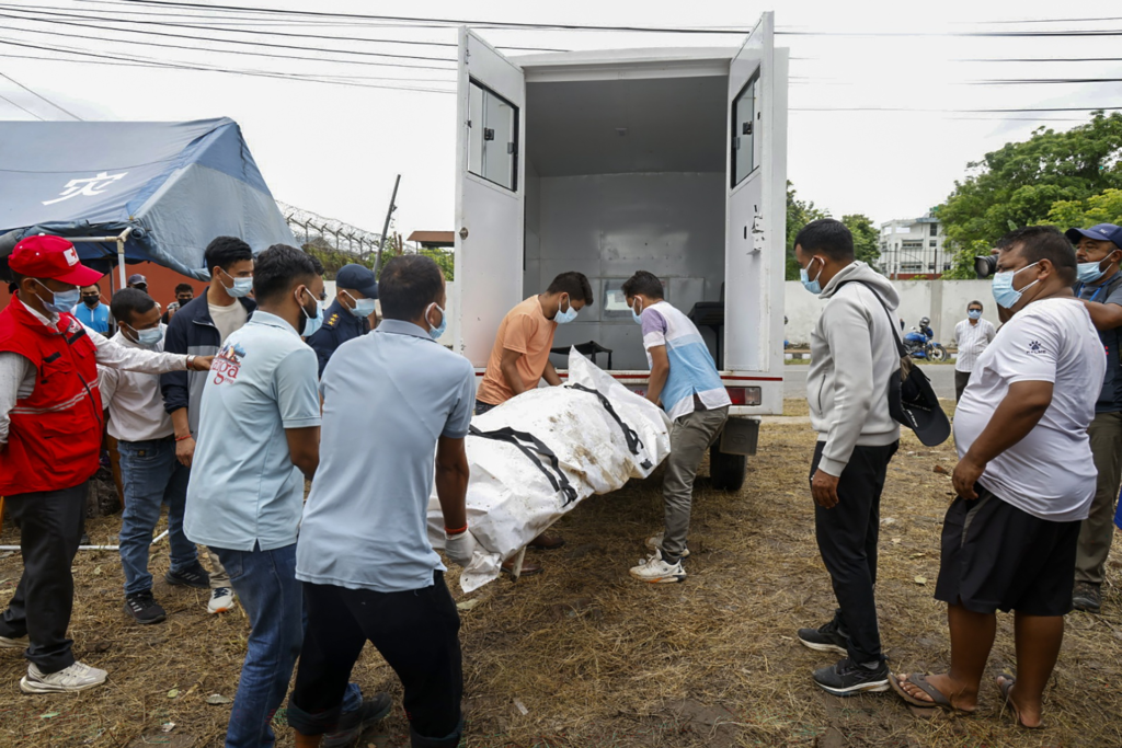 Nepal busca desesperadamente a más de 4 mil desaparecidos tras devastador alud 3 image 498