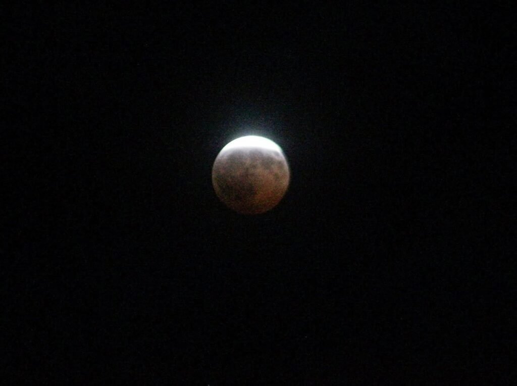 Un deslumbrante eclipse lunar parcial iluminó la noche de El Salvador 1 sdgasdg
