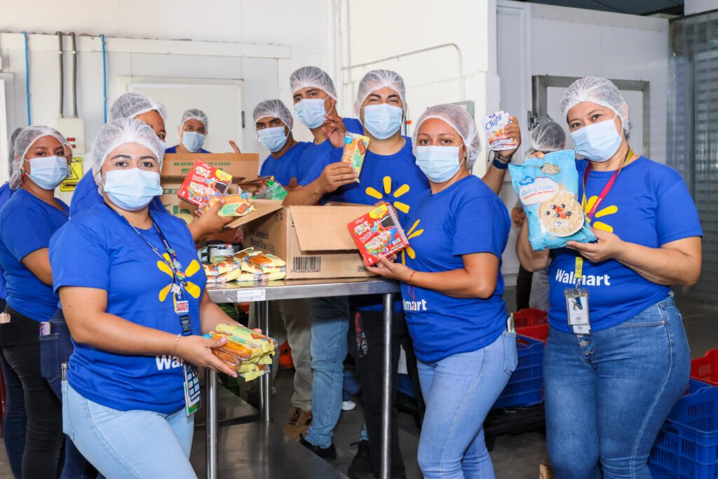 Asociados de nuevas Maxi Despensa se suman a jornadas de voluntariado por apertura en beneficio de más de 2,600 salvadoreños 6 9P8A0138