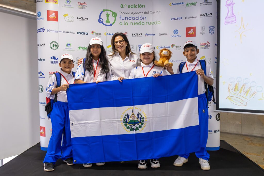 Estudiantes salvadoreños participaron en el Torneo de Ajedrez del Caribe a la Rueda Rueda en Medellín, Colombia 2 IMG 1173