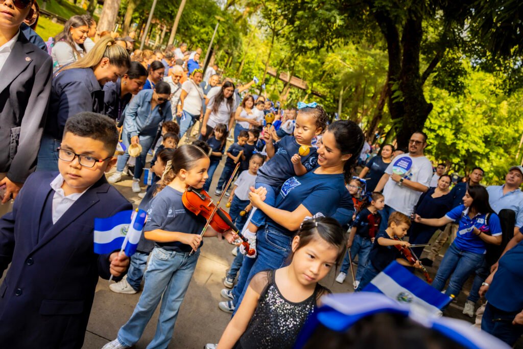 Primera Dama Gabriela de Bukele participa en Desfile de Primera Infancia; más de 155 mil niños desfilan a nivel nacional 1 Primera Dama
