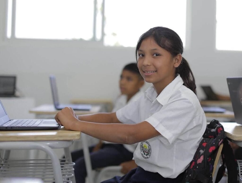 Revolución digital llega a escuela rural de Los Toles en Ahuachapán con tutores de IA 6 cats 32