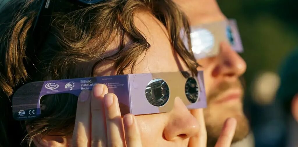El eclipse solar parcial deja decenas de afectados por daños oculares en Alemania 1 cats 7