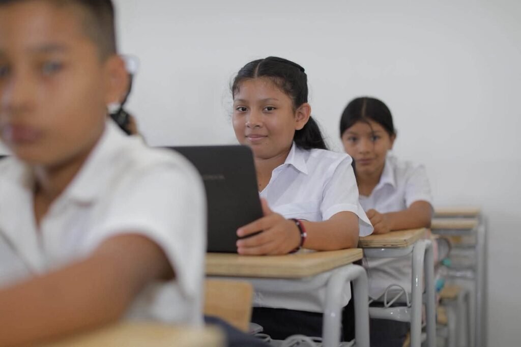 Revolución digital llega a escuela rural de Los Toles en Ahuachapán con tutores de IA 5 catsdfas