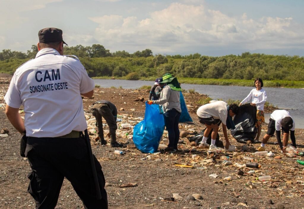 Jornada comunitaria de limpieza rescata el ecosistema marino en la bocana El Limón de Acajutla 2 catsdfasfasdf