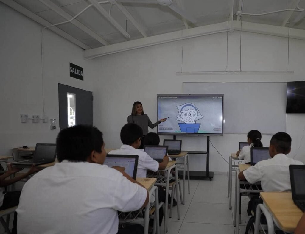 Revolución digital llega a escuela rural de Los Toles en Ahuachapán con tutores de IA 1 catsdsfads