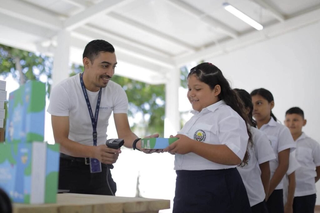 Revolución digital llega a escuela rural de Los Toles en Ahuachapán con tutores de IA 4 catsewr