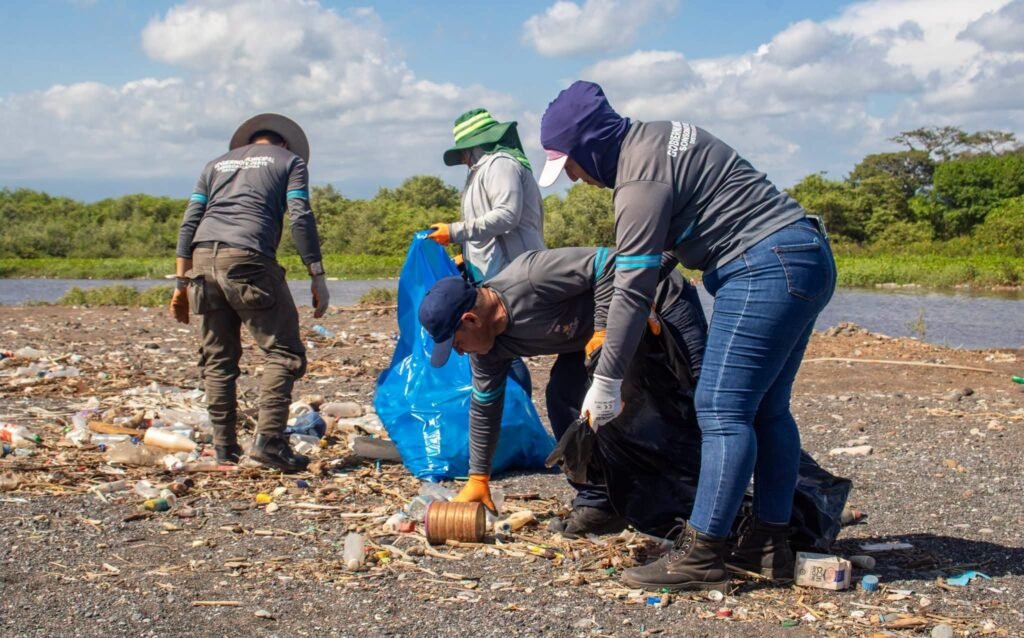 Jornada comunitaria de limpieza rescata el ecosistema marino en la bocana El Limón de Acajutla 3 catsfasdfasdf