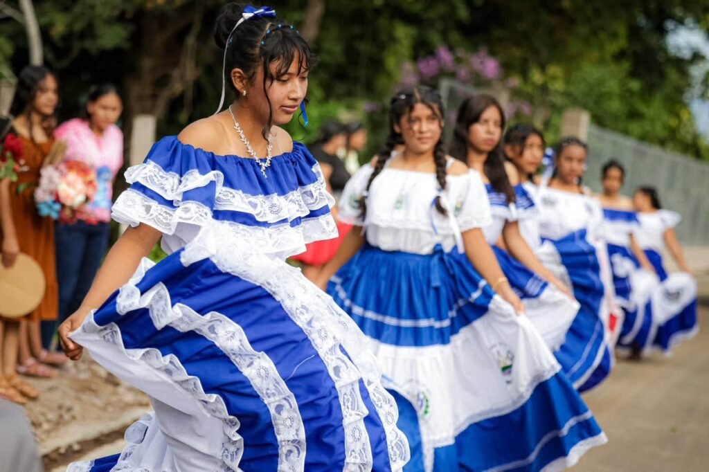 Estudiantes de Los Toles celebran el patriotismo sobre una calle renovada en Ahuachapán 2 catsgasf 1