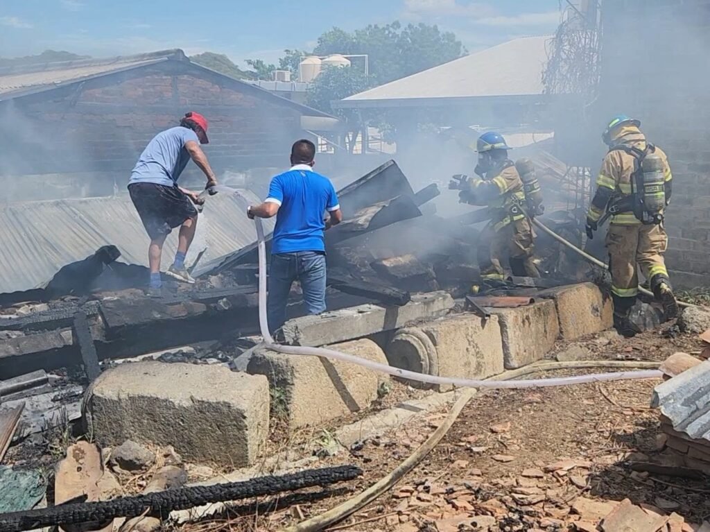 Incendio destruye locales comerciales en el centro de Santa Rosa de Lima 6 dfasdfadfsdas