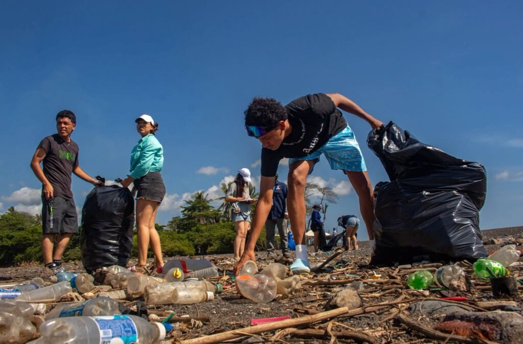 Jornada comunitaria de limpieza rescata el ecosistema marino en la bocana El Limón de Acajutla 1 dfasdfasdfdas
