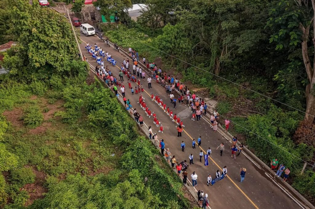 Estudiantes de Los Toles celebran el patriotismo sobre una calle renovada en Ahuachapán 6 dsfasdfasdf