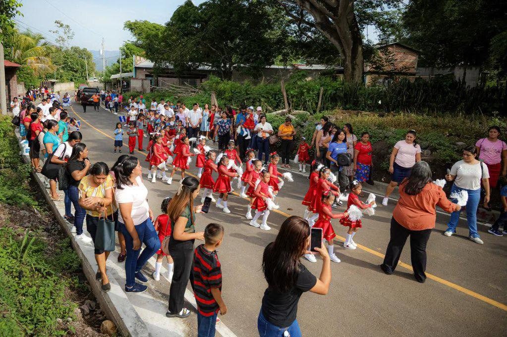 Estudiantes de Los Toles celebran el patriotismo sobre una calle renovada en Ahuachapán 7 fasdfasdadsfas