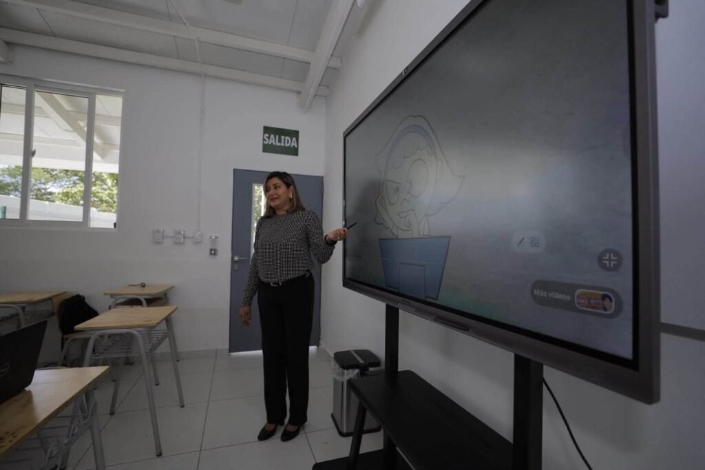 Revolución digital llega a escuela rural de Los Toles en Ahuachapán con tutores de IA 7 fasfa