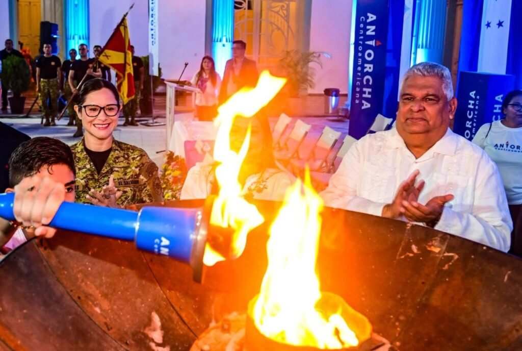 La Antorcha Centroamericana ilumina Santa Tecla en el marco de la independencia patria 1 fsdfdsf