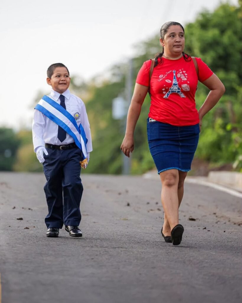 Estudiantes de Los Toles celebran el patriotismo sobre una calle renovada en Ahuachapán 5 hhas