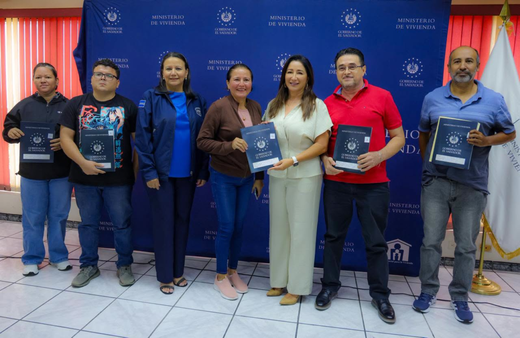 Gobierno salda deuda histórica y entrega 157 escrituras a familias afectadas por la Corporación Argoz 1 image 185