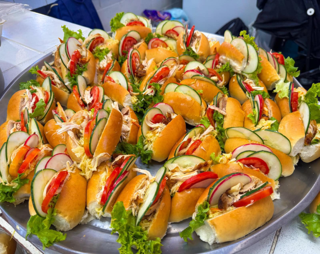 El Mercado Central de San Salvador Centro culmina su Festival Gastronómico con la entrega de diez mil bocadillos gratis 2 image 260