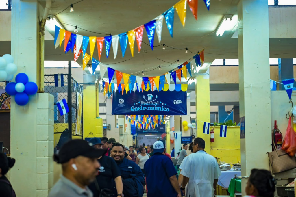 El Mercado Central de San Salvador Centro culmina su Festival Gastronómico con la entrega de diez mil bocadillos gratis 3 image 261