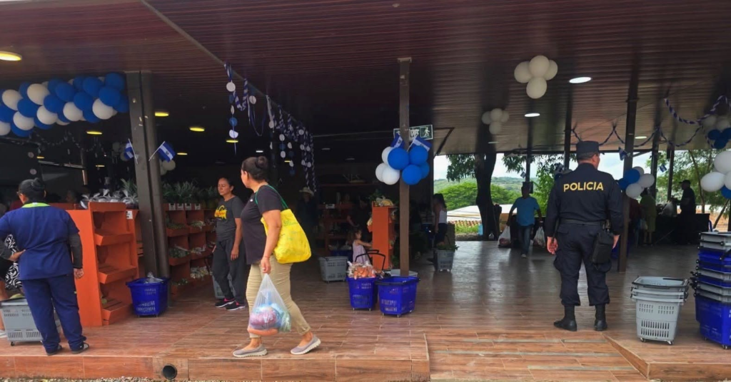 La PNC garantiza seguridad a familias salvadoreñas en los Agro Mercados de todo el país 1 image 264