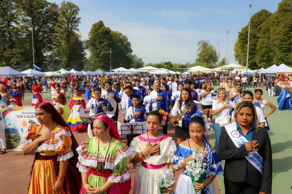 La diáspora salvadoreña en Milán celebra sus tradiciones con una feria de servicios gubernamentales 1 image 288