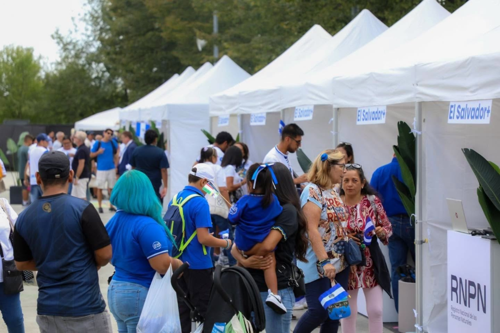 La diáspora salvadoreña en Milán celebra sus tradiciones con una feria de servicios gubernamentales 2 image 289