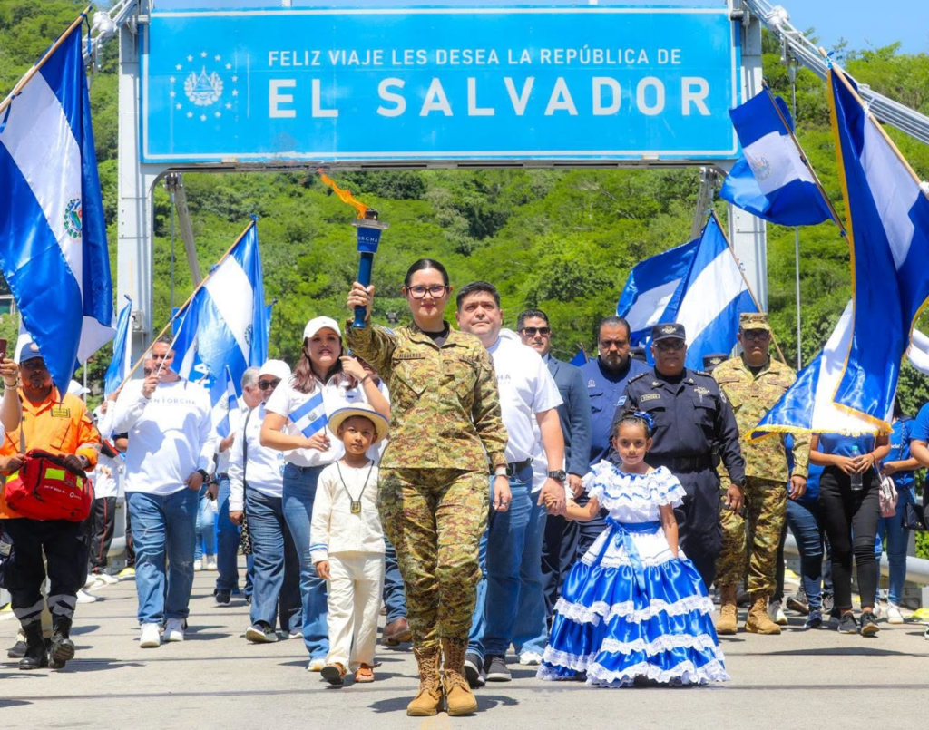 El Salvador recibe la Antorcha Centroamericana en el inicio de sus festejos patrios 1 image 93