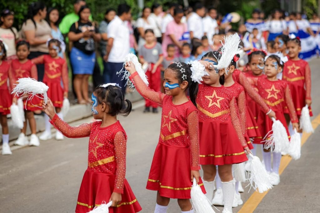 Estudiantes de Los Toles celebran el patriotismo sobre una calle renovada en Ahuachapán 3 jsdafa
