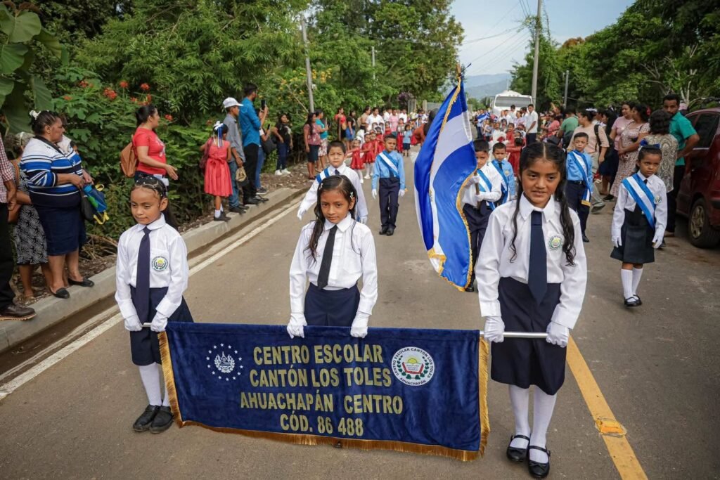 Estudiantes de Los Toles celebran el patriotismo sobre una calle renovada en Ahuachapán 1 qweasd