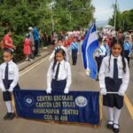 Estudiantes de Los Toles celebran el patriotismo sobre una calle renovada en Ahuachapán 1 qweasd