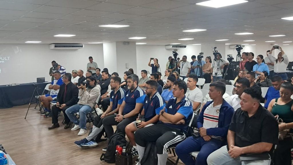 El SISTEMA FEDECRÉDITO equipo a los 12 clubes de la Copa SISTEMA FEDECRÉDITO con tecnología para elevar el rendimiento de sus jugadores. 12 WhatsApp Image 2026 10 07 at 10.10.34 AM