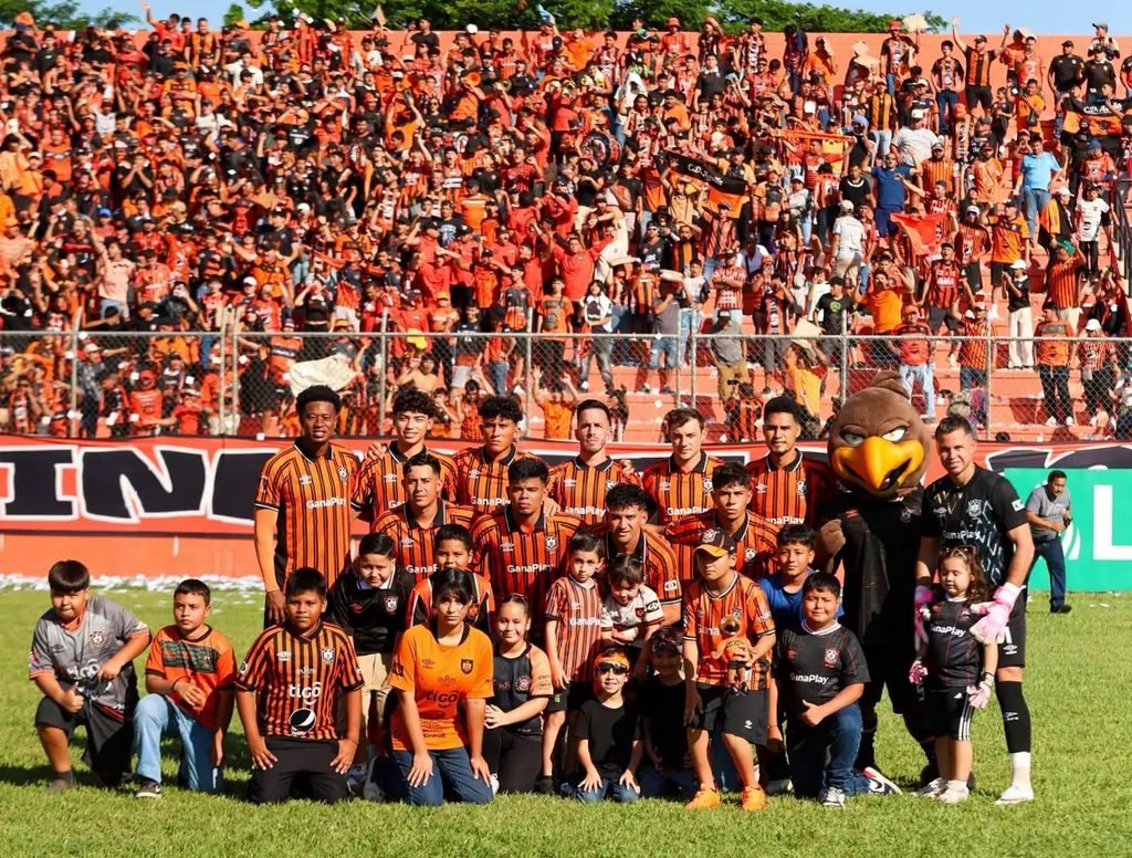 Águila conquista el Clásico Nacional con un dramático cierre sobre FAS en San Miguel 2 fdfs