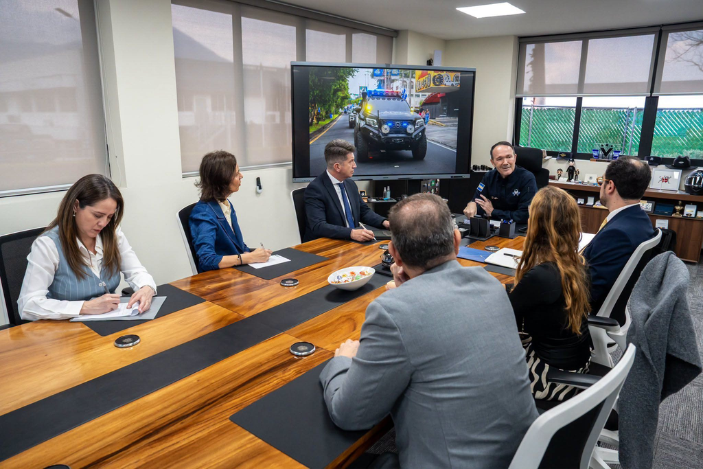 Ministro Gustavo Villatoro recibe a delegación colombiana para compartir estrategias de seguridad 2 image 134
