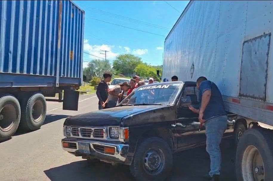 Impactante accidente deja un pick up bajo un furgón en Santa Rosa de Lima 1 image 146