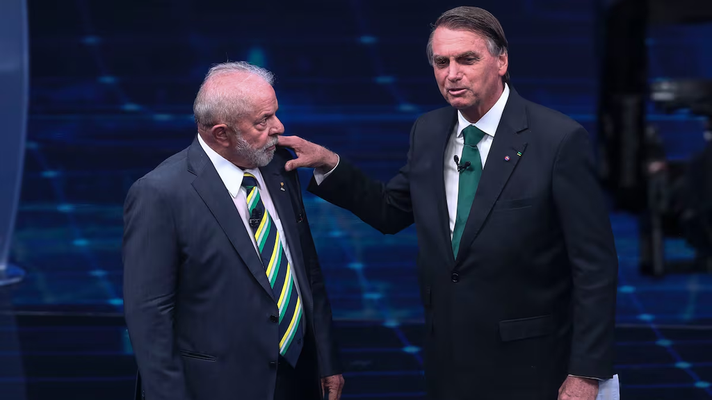 Lula da Silva y Flávio Bolsonaro se enfrentan en un tenso debate televisivo previo al balotaje en Brasil 2 image 315