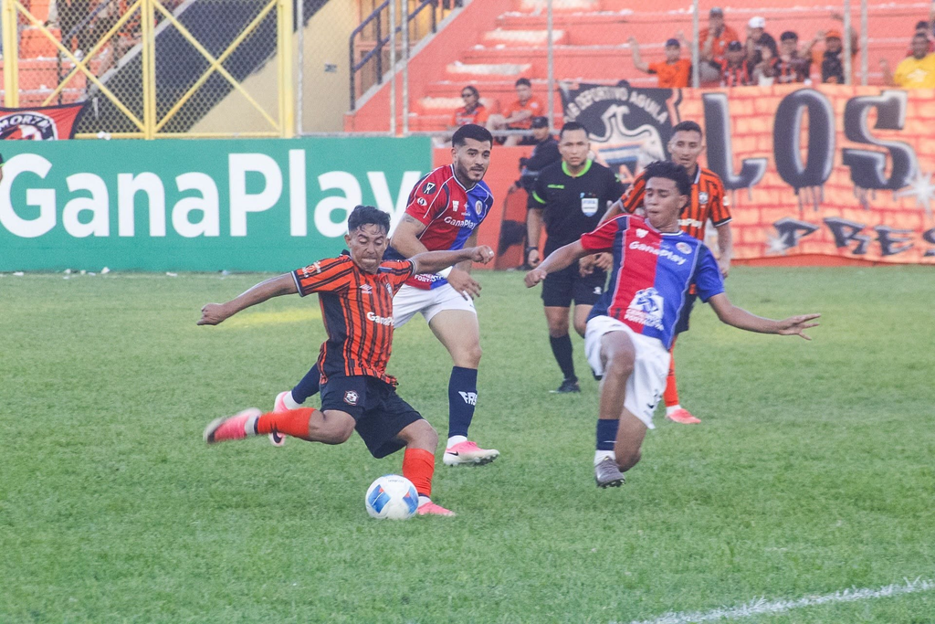 Águila conquista el Clásico Nacional con un dramático cierre sobre FAS en San Miguel 1 image 436