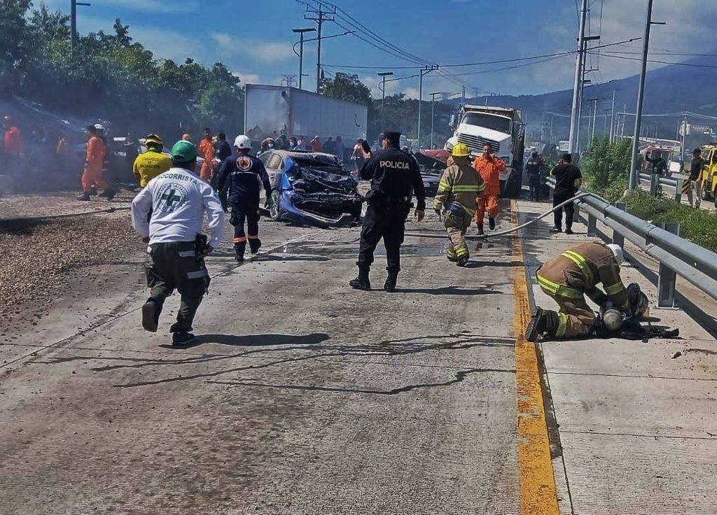 Múltiple accidente en Redondel Integración, sentido hacia Apopa deja saldo trágico 1 sadsad